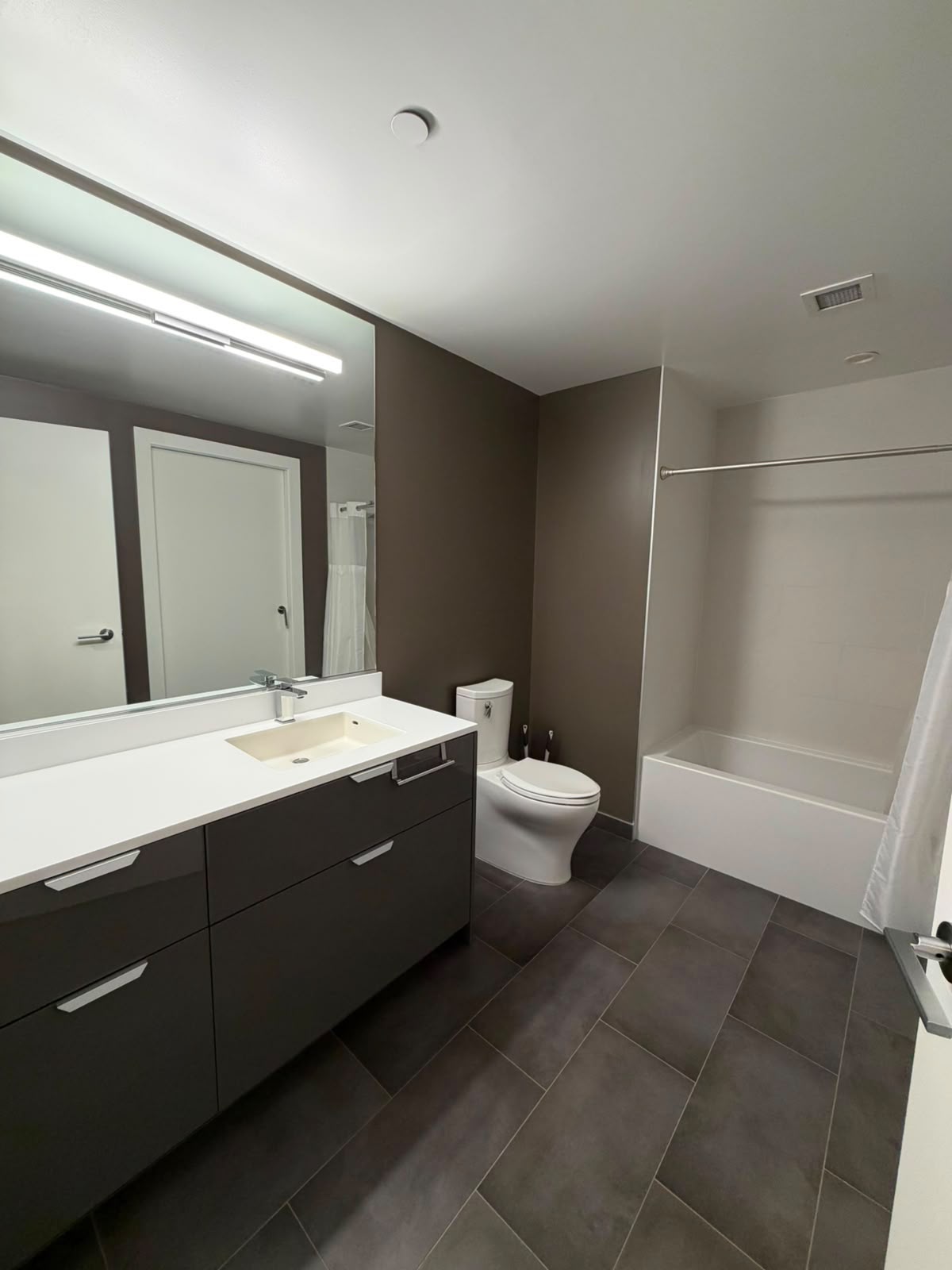 Spotless bathroom prepared for a move-out cleaning